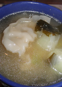 餃子と青梗菜のアジア３ヶ国風味のスープ