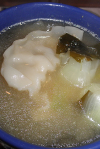 餃子と青梗菜のアジア３ヶ国風味のスープ