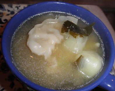 餃子と青梗菜のアジア３ヶ国風味のスープの写真