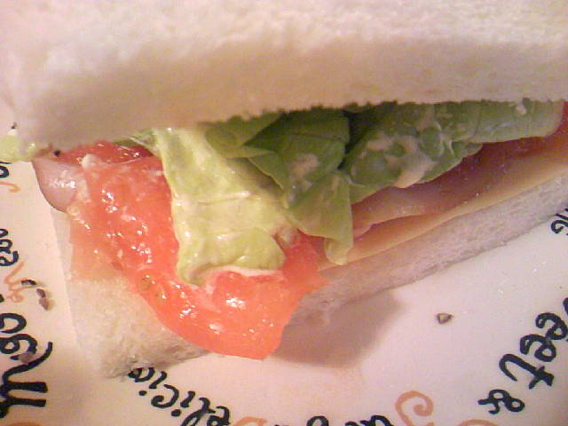 ハムとチーズとトマトのマヨサンドイッチの画像