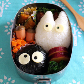 小トトロとまっくろくろすけのキャラ弁