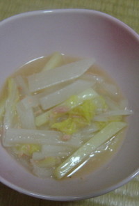 真っ白とピンクの中華風スープ