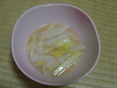 真っ白とピンクの中華風スープの写真