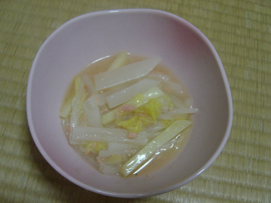 真っ白とピンクの中華風スープの画像