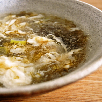 ふわふわ卵ともずくの中華風スープの写真
