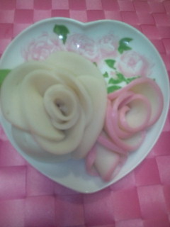 バレンタインに薔薇かまをハート皿にのせての画像