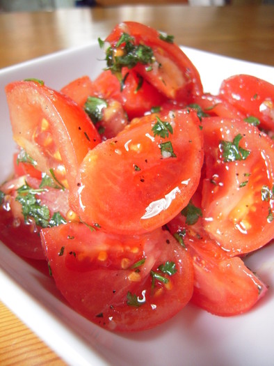 トマトの香草サラダ☆ガーリックオイルがけの写真