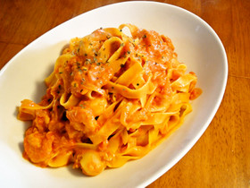 ほたてとエビのトマトクリームパスタ