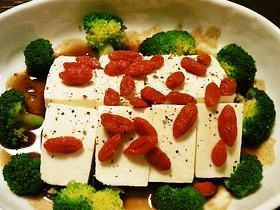 塩豆腐とブロッコリーのサラダクコの実添えの画像