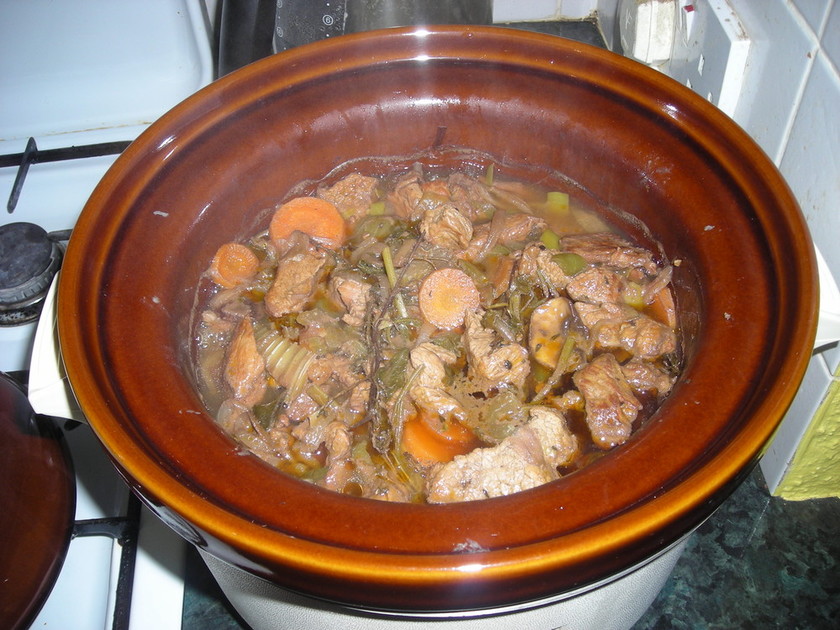 スロークッカーで作るスペイン風ビーフシチューのレシピ