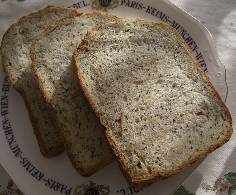 キャラメル＆ブルーポピーシード食パンの画像