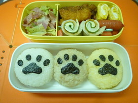 簡単キャラ弁☆3匹の猫の肉球おにぎり弁当