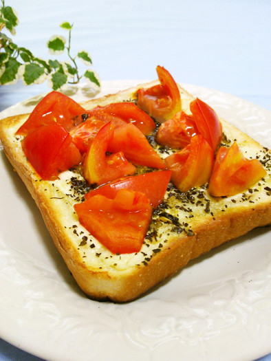 クリチ＆トマトのバジルトーストの写真