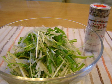 クレイジーソルトで大根と水菜のサラダの写真