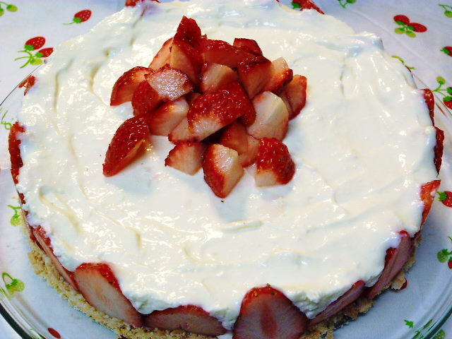 苺で飾ったレアチーズケーキの画像