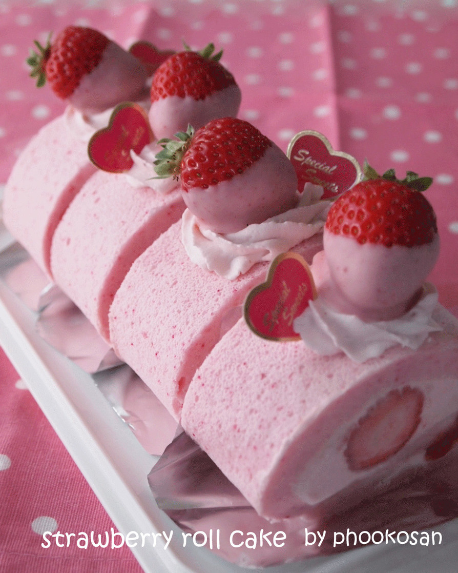 ベビーピンクの苺レアチーズロールケーキの画像