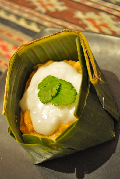 海老とマグロのバナナリーフ蒸し＊タイ料理の写真