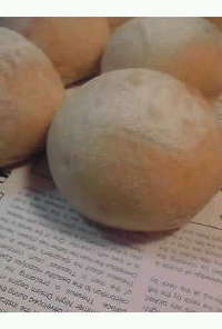 イチゴの天然酵母☆まんまるな白パン。 