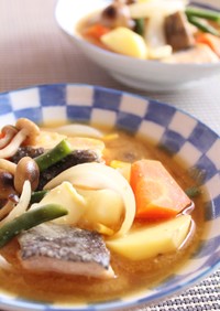 鮭と野菜の味噌バタースープ