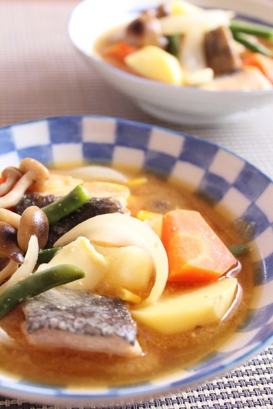 鮭と野菜の味噌バタースープの写真