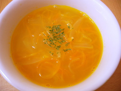 玉ねぎとニンジンの食べるコンソメスープの写真
