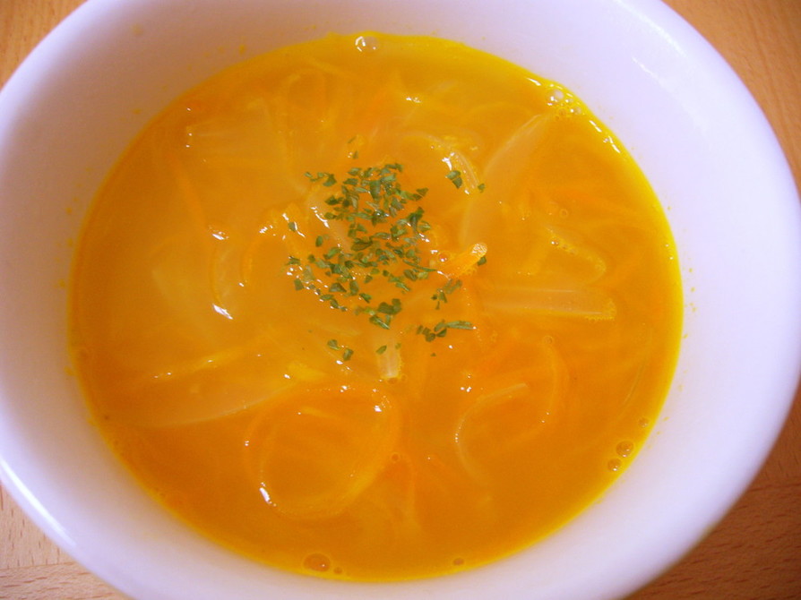 玉ねぎとニンジンの食べるコンソメスープの画像
