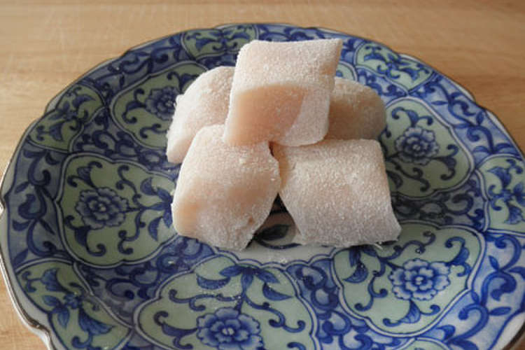 ココナッツミルクで作るピンクの餅菓子 レシピ 作り方 By Cookie13 クックパッド 簡単おいしいみんなのレシピが357万品