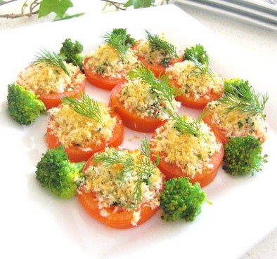 焼きトマトのニンニクとハーブの前菜の写真