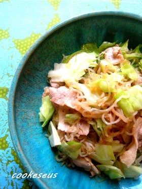 豚肉とキャベツと白滝の炒め物