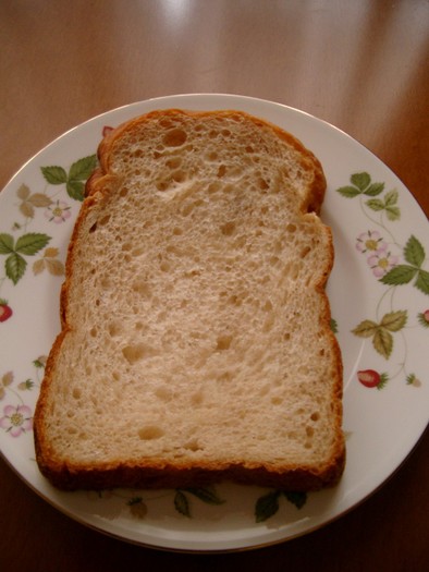 フルーティな風味♡アセロラライ麦食パンの写真
