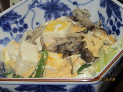豆腐としめじの卵とじの写真