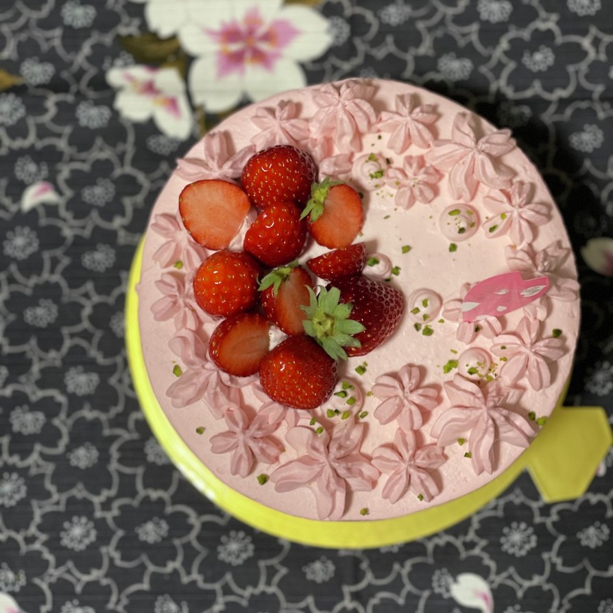 桜と苺のショートケーキの画像