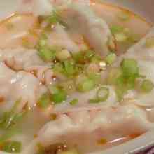 鶏挽肉と野菜を練り込んだ餡をちょっと厚めの皮で包み 鶏ガラスープで炊いて作る 炊き餃子 は どこのご当地ギョウザ