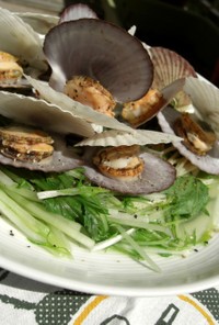 ホタテの稚貝と茨城産水菜のワイン蒸し