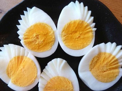 １０秒で簡単！糸1本で切り口綺麗なゆで卵の写真