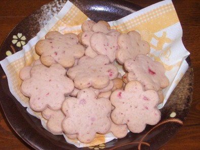 乳製品なしの可愛いイチゴクッキーの写真