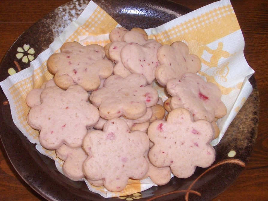 乳製品なしの可愛いイチゴクッキーの画像
