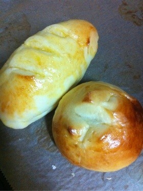 塩昆布パンとソーセージパンの画像