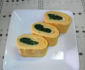 花見・お弁当にほうれん草を巻いた玉子焼き