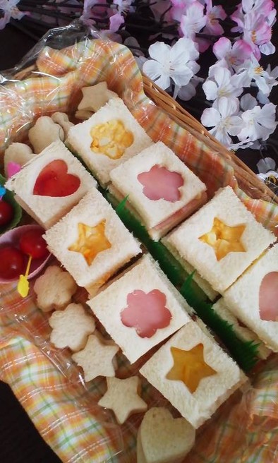お花見に！桜の型抜きサンドイッチ♪の写真