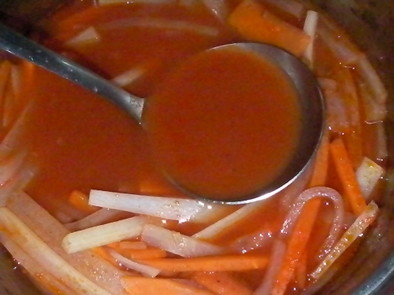 大根で作るボルシチ風トマトスープ。の写真