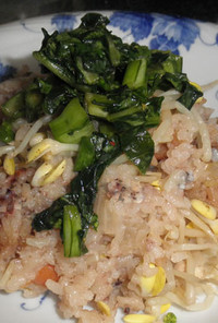 鶏肉と豆もやしの韓国風炊き込みご飯
