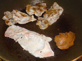 お手軽☆豚バラ肉とレタスの鉄板焼き♪