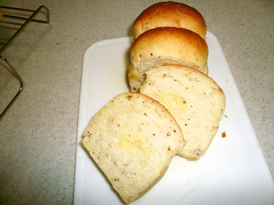 玉ねぎ・黒胡椒・チーズのパンの画像