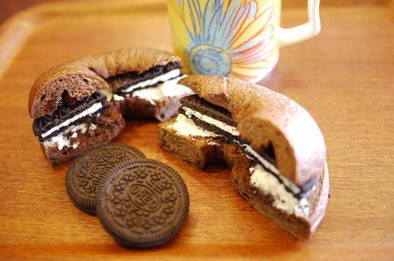 オレオクッキーでチョコベーグルサンドの写真