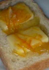 オレンジママレードとチーズの朝食。