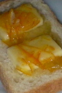 オレンジママレードとチーズの朝食。