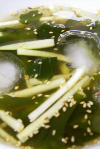 韓国　胡瓜と若布冷製　オイミヨクネングク