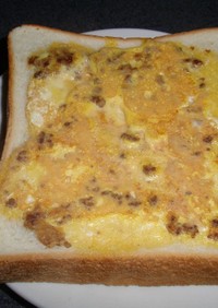 簡単卵とそぼろトースト