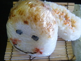 我が家のおにぎり№8しゃけマヨinデコ♪